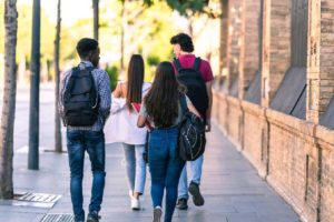 Passagem para estudante: desconto, como reservar e dicas